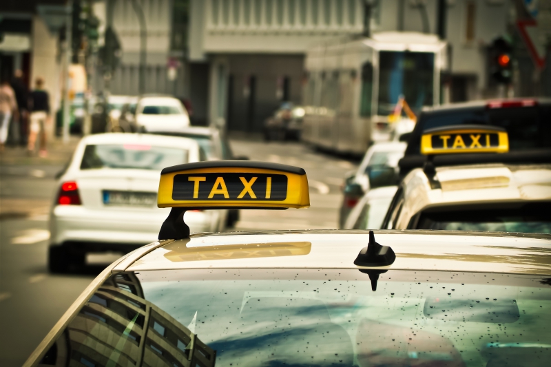 taxis-SOLLIES VILLE-min_road-traffic-car-glass-driving-city-583084-pxhere.com