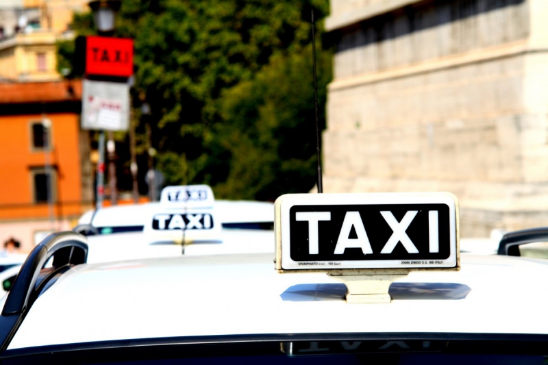 taxis-SOLLIES VILLE-min_taxi_auto_rome_road_white-1051610